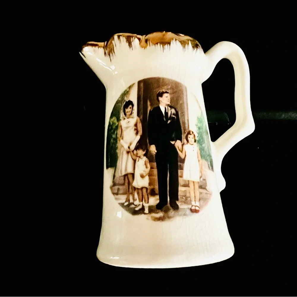 VINTAGE 1960’s JOHN F KENNEDY & FAMILY COMMEMORATIVE CERAMIC PITCHER CREAMER - Picture 3 of 4
